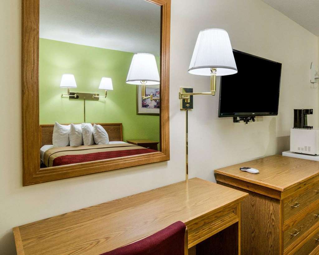 Econo Lodge University Lawrence Room photo